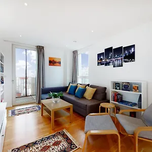 Lovely 2 Bedroom Flat With Balcony In Stratford Apartment London