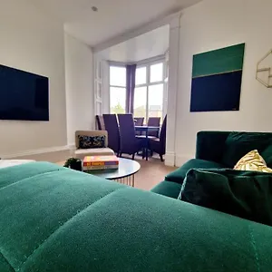 The Stray Adjacent, Interior-designed 2-bed Apartment- Luxury Apartment Harrogate